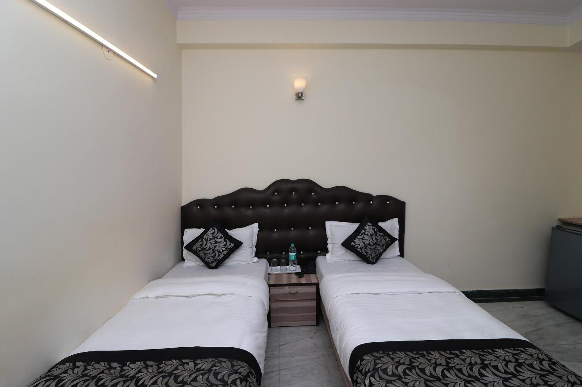 Oyo Hotel Silver Shine Near Gurudwara Shri Bangla Sahib Нью-Дели Экстерьер фото