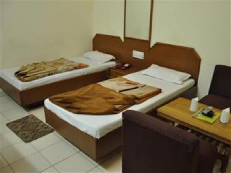 Oyo Hotel Silver Shine Near Gurudwara Shri Bangla Sahib Нью-Дели Экстерьер фото