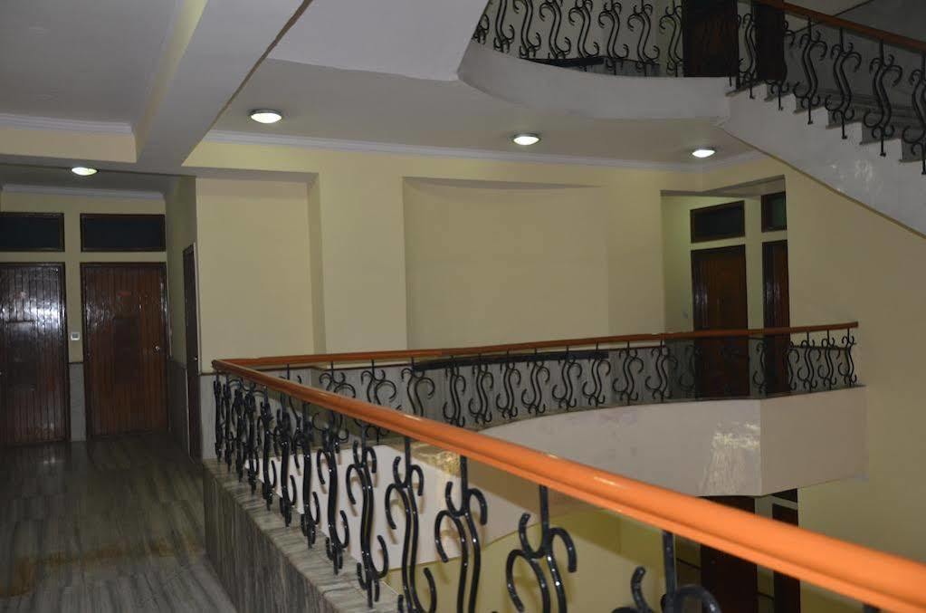 Oyo Hotel Silver Shine Near Gurudwara Shri Bangla Sahib Нью-Дели Экстерьер фото