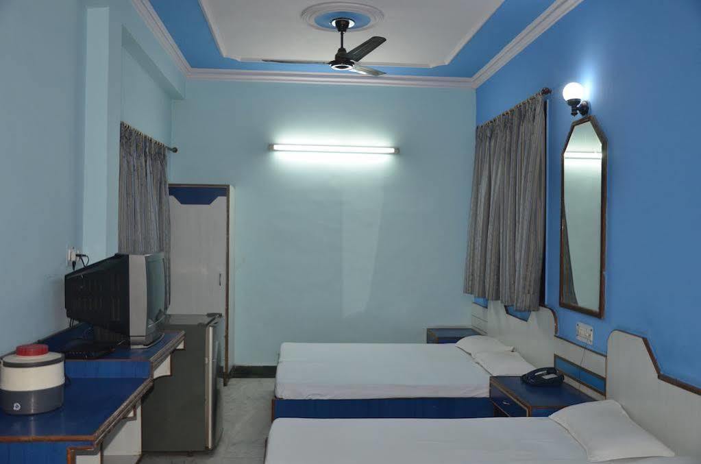 Oyo Hotel Silver Shine Near Gurudwara Shri Bangla Sahib Нью-Дели Экстерьер фото