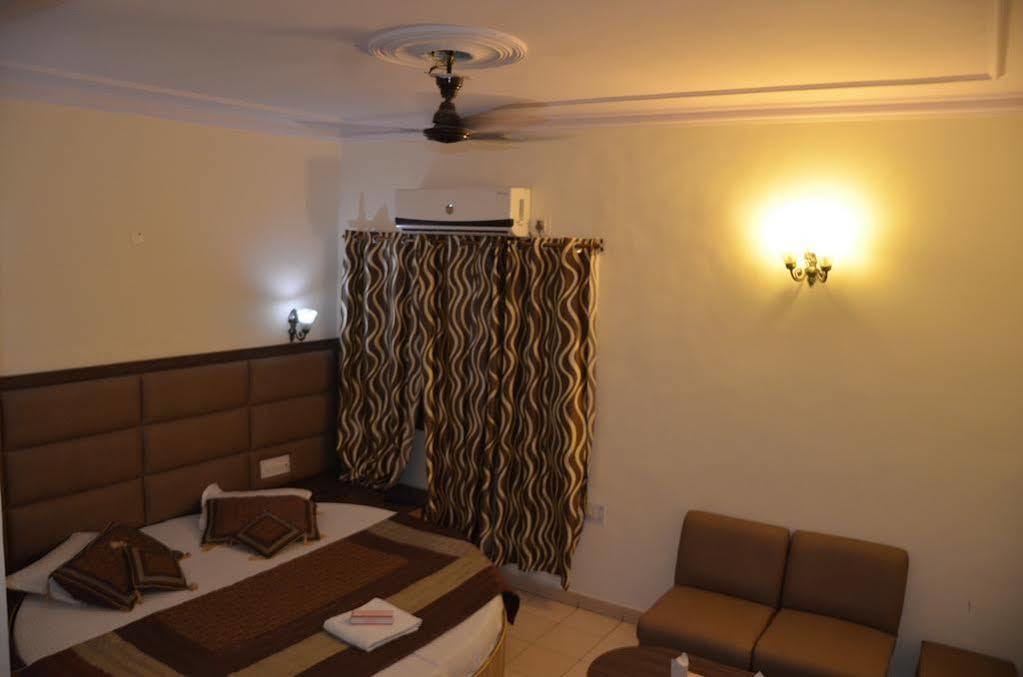 Oyo Hotel Silver Shine Near Gurudwara Shri Bangla Sahib Нью-Дели Экстерьер фото