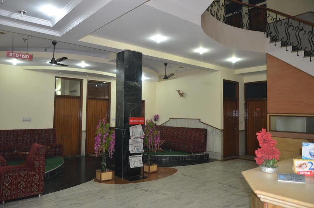 Oyo Hotel Silver Shine Near Gurudwara Shri Bangla Sahib Нью-Дели Экстерьер фото